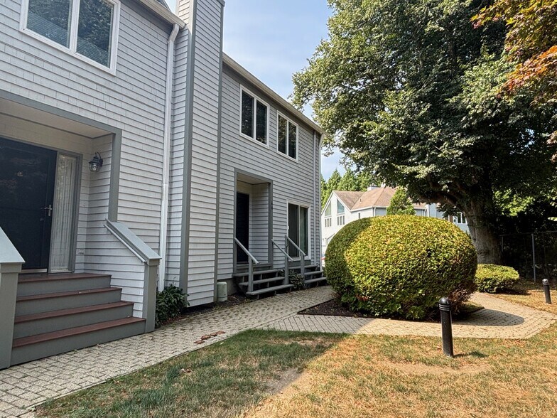 Primary Photo - 421 Bellevue Ave