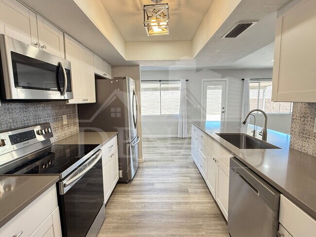 Building Photo - 3617 S Siesta Ln