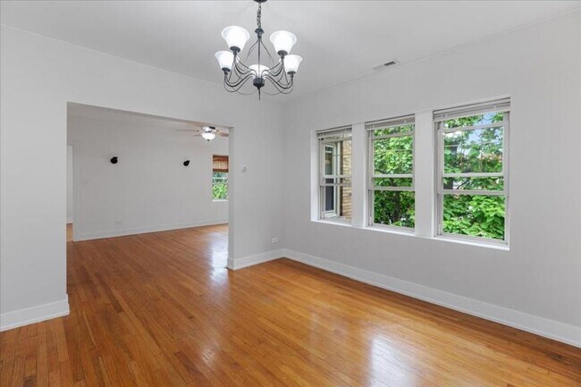 Building Photo - 2 bedroom in Chicago IL 60618