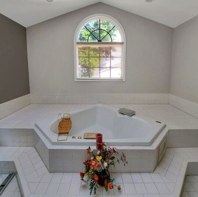 Building Photo - Amazing 5 BR/3.5 BA Single-Family Home in ...