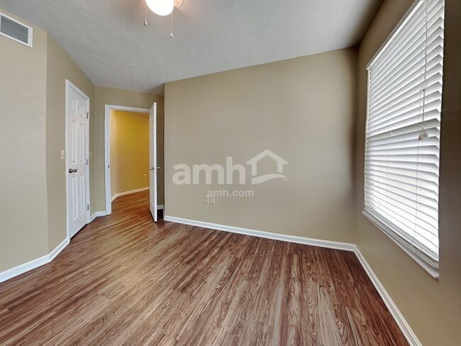 Building Photo - 1415 E Kearney Ln