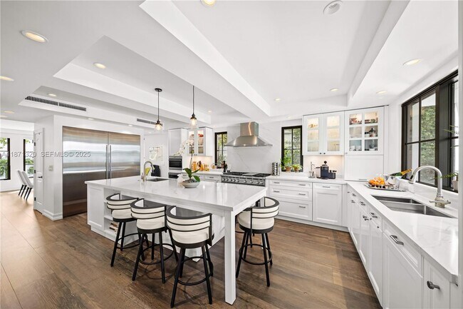 Building Photo - 5728 Pine Tree Dr