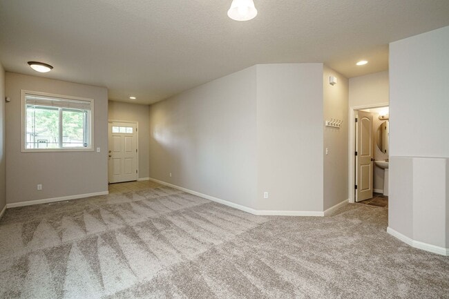 Building Photo - $500 Move In Special  4 Bedroom 2.5 Bath New Carpet and Fresh Paint