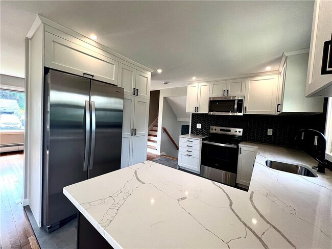 Building Photo - 143 Greenmeadow Cir