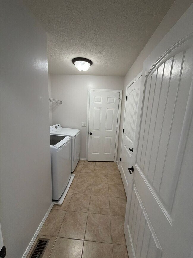 Building Photo - Your Perfect Home Awaits