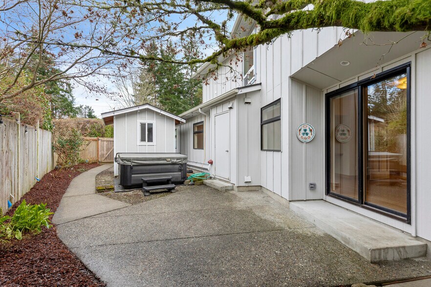 Hot tub, fully fenced side garden. - 1123 Cherry Ave NE