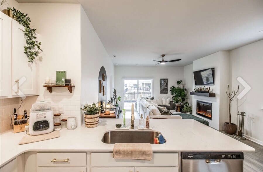 Building Photo - 7355 Lang Ave