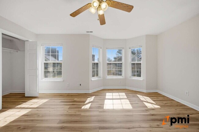 Building Photo - 3 BEDROOM 2.5 BATH WITH FENCED IN YARD AND DETACHED GARAGE FOR RENT IN NORFOLK!