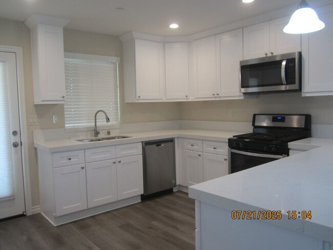Building Photo - Immaculate Single Story Like New