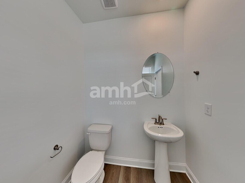 Building Photo - 56 Pointe Dr