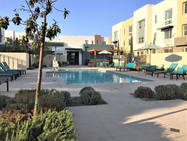 Building Photo - *** $1000 Move in Special*** Completely upgraded large townhome with solar!!