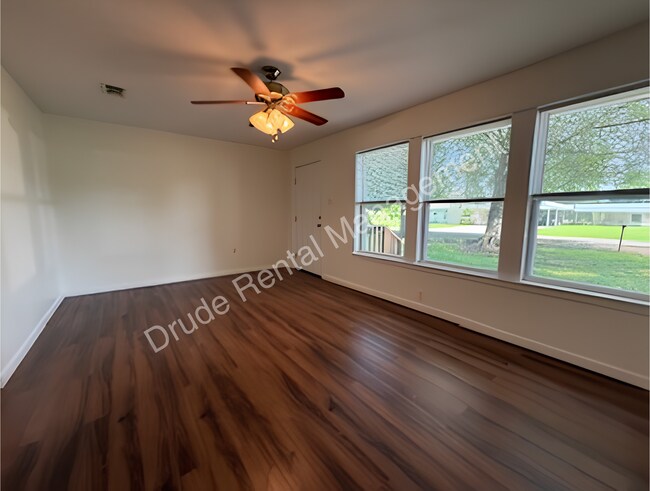 Building Photo - Cozy Charming Country Home