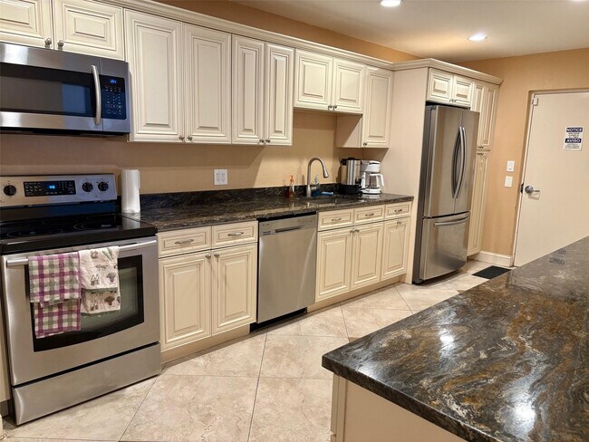 Building Photo - 1055 Country Club Dr