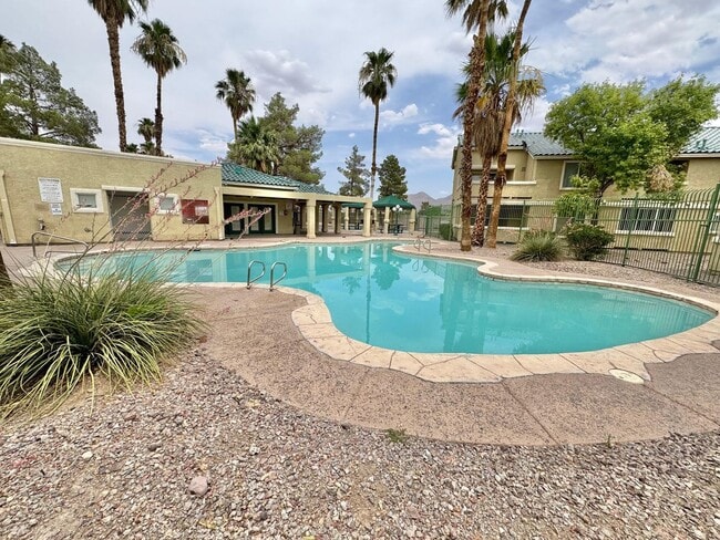 Building Photo - STUNNING 2 BEDROOM 2 BATH CONDO IN GATED C...