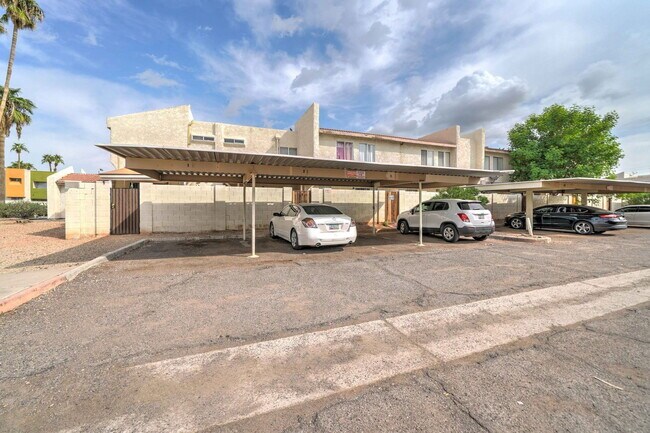 Building Photo - 3840 N 43rd Ave