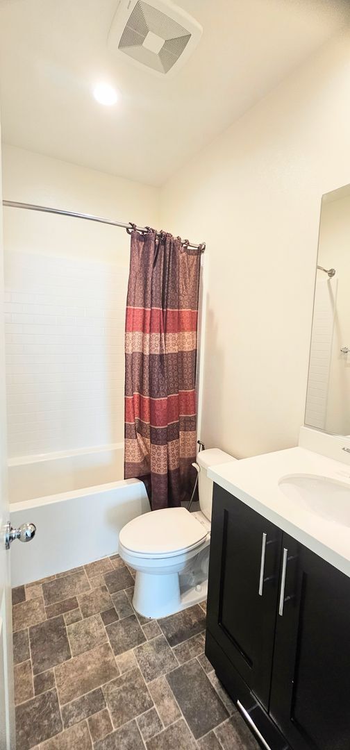 Building Photo - Gorgeous 4 Bedroom 4Bath Home With Solar a...