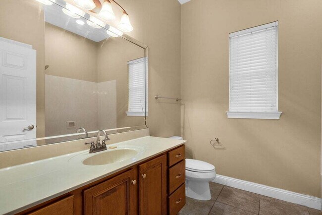 Building Photo - "Charming 3-Bed Oasis with Pool in Niceville!"