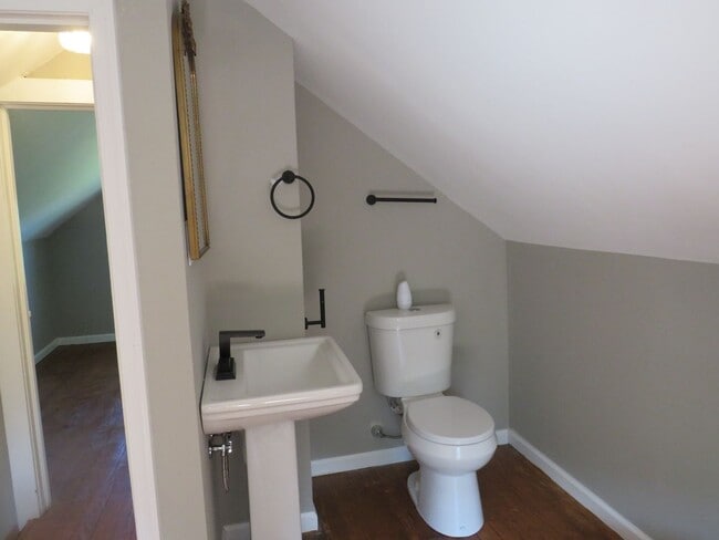 Building Photo - 3 Bedroom 2 Bath Home