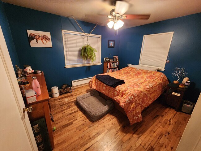 Building Photo - MOVE-IN SPECIAL $500 OFF!  2BD/1BA House with Bonus Room (Extra Bedroom)!