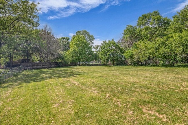 Building Photo - 405 S Montclaire Dr
