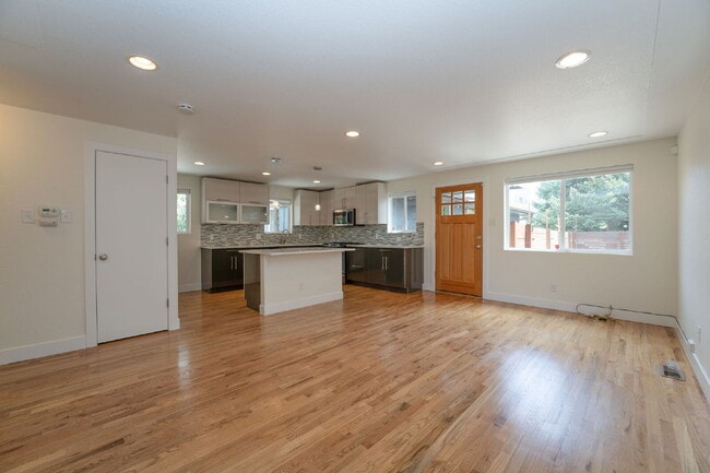 Building Photo - Beautiful 2-Bedroom Duplex with Granite Countertops & Hardwood Floors in the Heart of Denver!