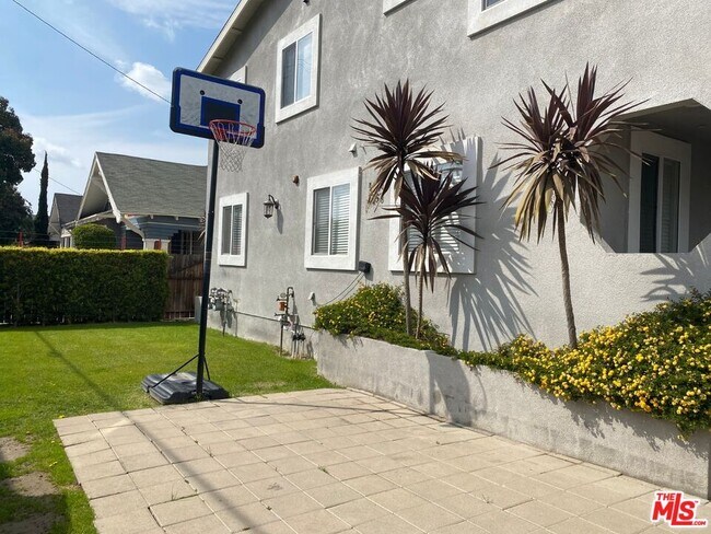 Building Photo - 1253 W 35th St