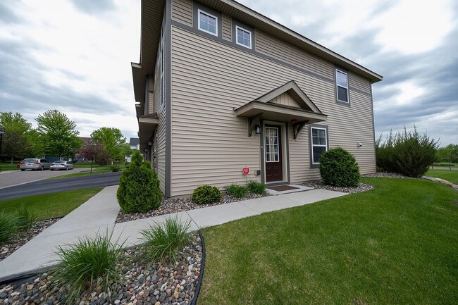 Building Photo - Rare super nice 3 bed end unit townhouse f...