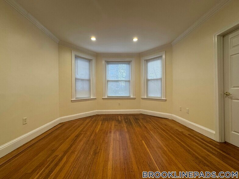 Building Photo - 73 Thatcher St