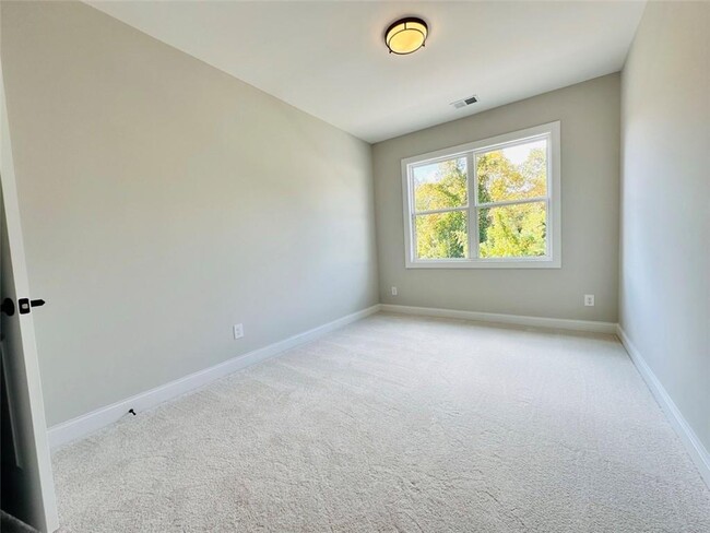 Building Photo - 2426 Lakeshore Ln