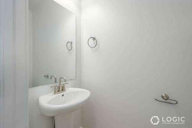 Building Photo - Brand New Beautiful Townhome in Riverton!