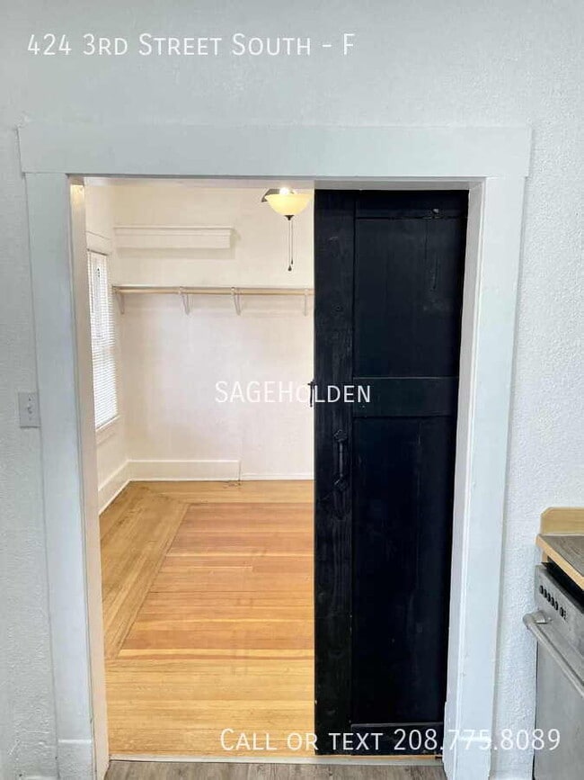 Building Photo - 424 3rd St S