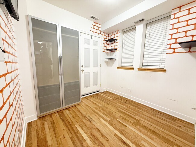 Building Photo - 3918 N Kedvale Ave