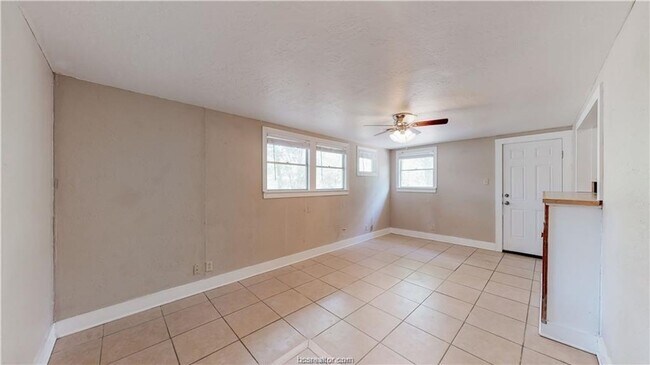 Building Photo - HUGE 4/4 in Eastgate!!