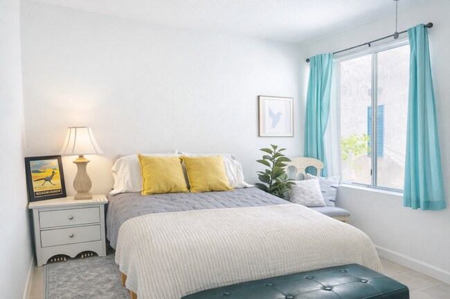 Building Photo - Poolside Condo