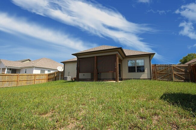 Building Photo - Pet Friendly Three Bedroom!