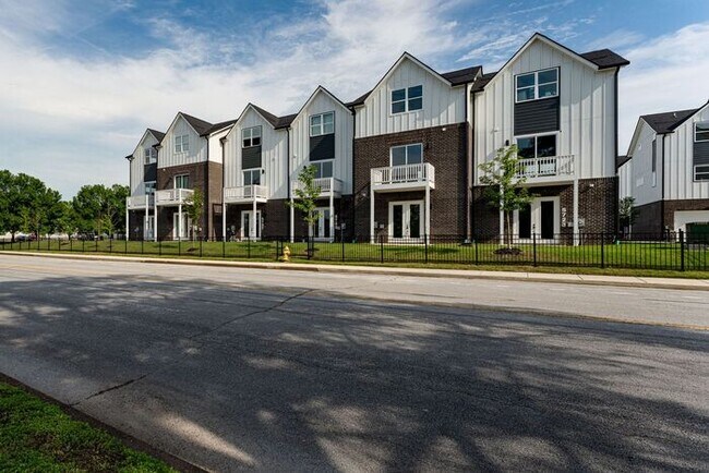 Building Photo - 5657 Sofias Cir