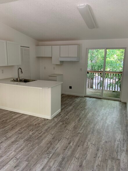 Building Photo - 4950 SW 45th Ave