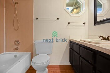 Building Photo - Welcome to this charming 2 bedroom, 2.5 bathroom townhouse in Bothell.
