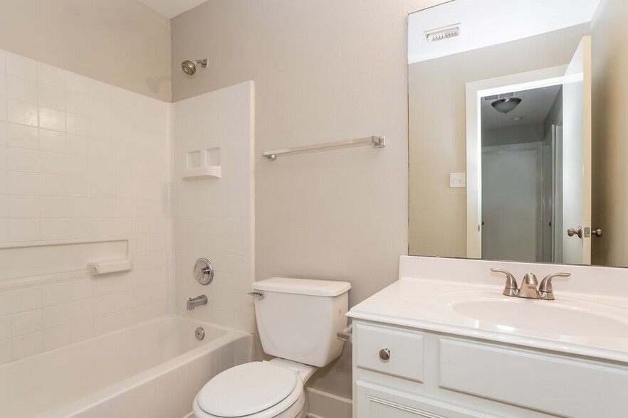 Building Photo - 422 Laurel Timbers Dr
