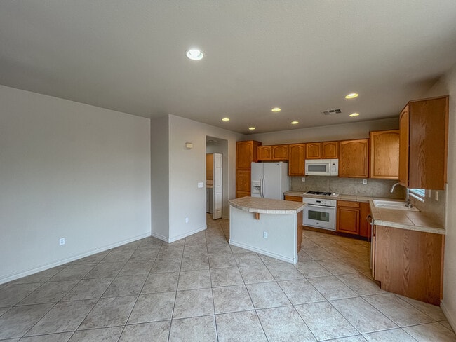 Building Photo - 2156 Summer Home St