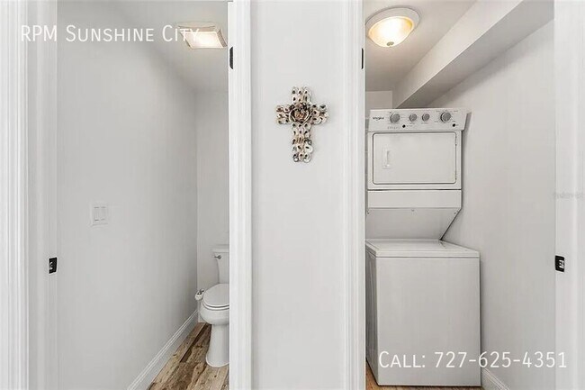 Building Photo - 14024 N Bayshore Dr
