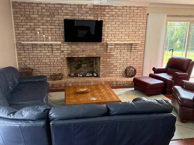 Building Photo - 3002 Meadowbrook Ct