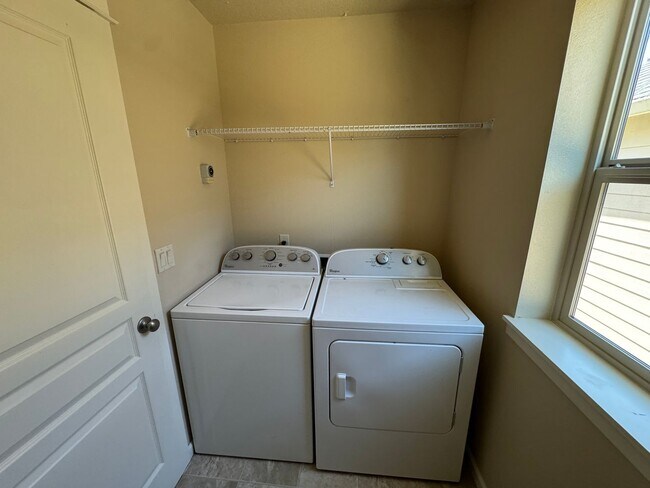 Building Photo - Amazing 3 bedroom home