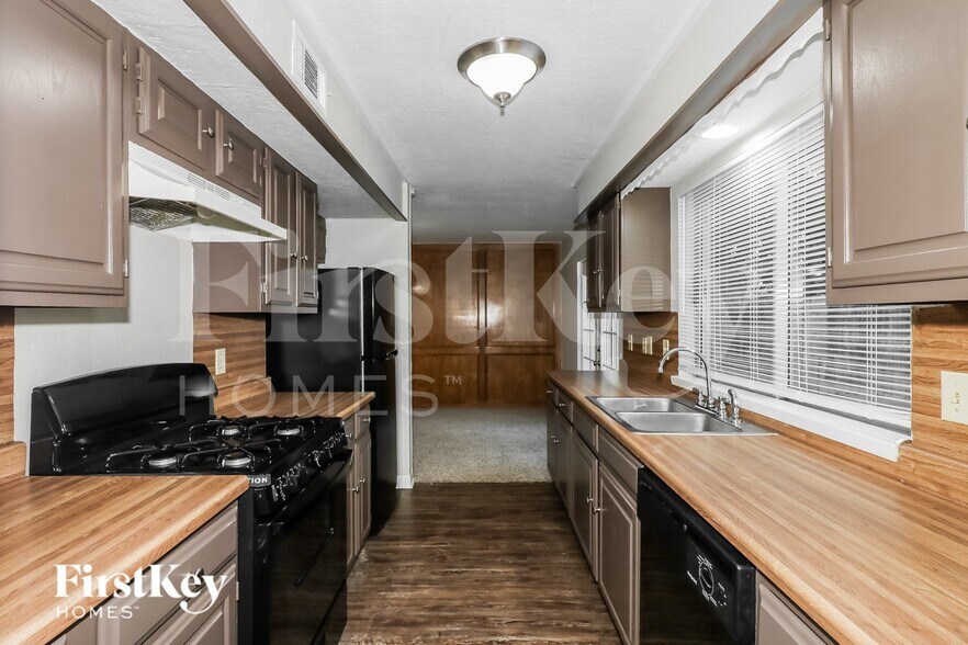 Building Photo - 15310 Meadow Village Dr