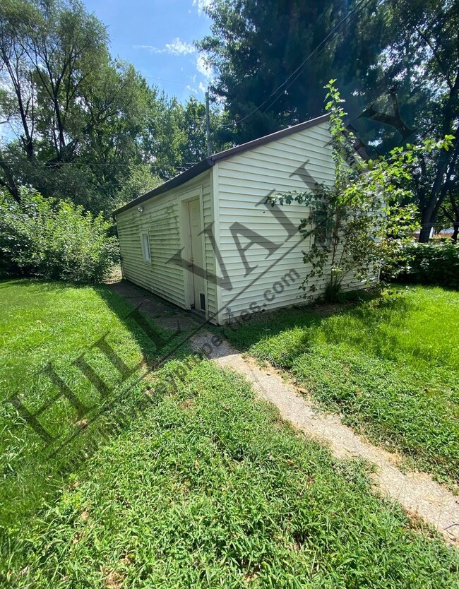 Building Photo - Three Bedroom Home - East