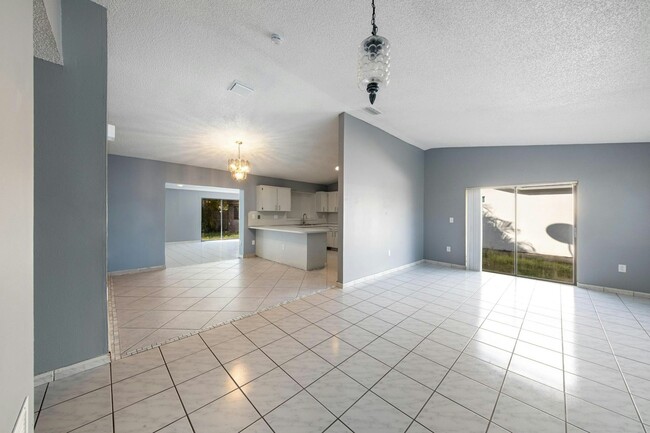 Building Photo - 2348 SW 138th Pl