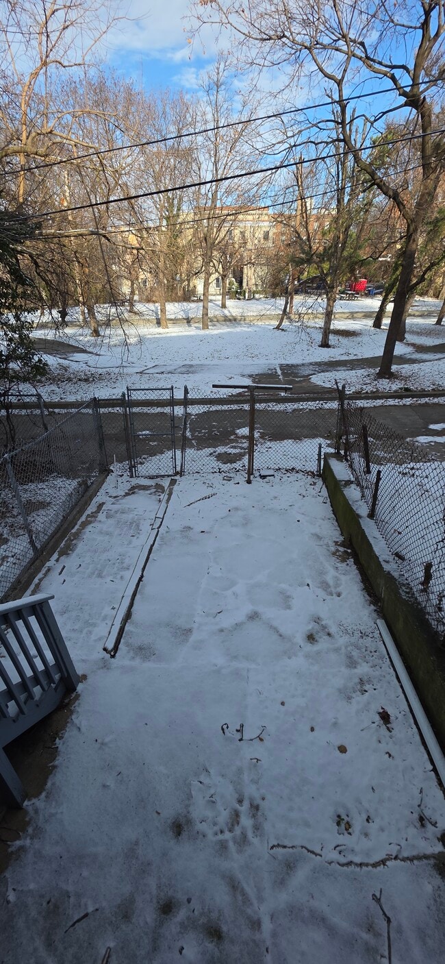 Building Photo - 1619 1/2 Division St-