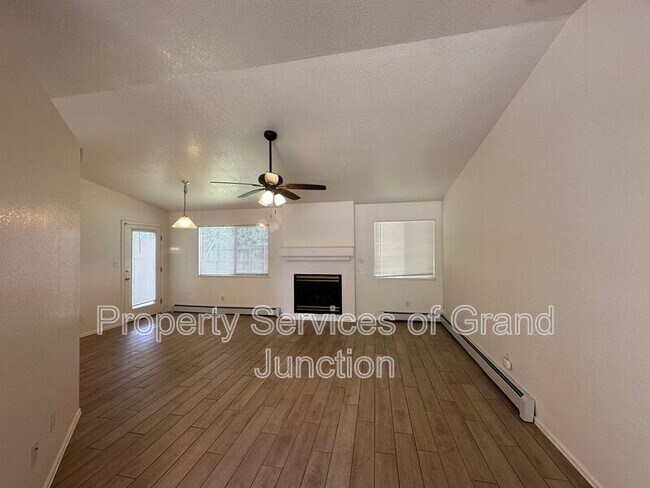 Building Photo - 448 Countryside Ln
