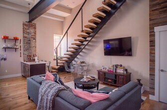 Building Photo - Incredible penthouse available!  Available Now