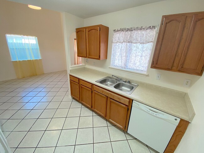 Building Photo - East El Paso 4 bed Refirg A/C